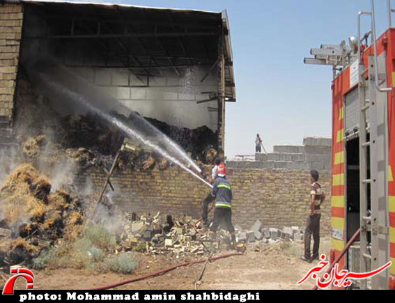 آتش سوزی مهیب انبار کاه در روستای فیروزه