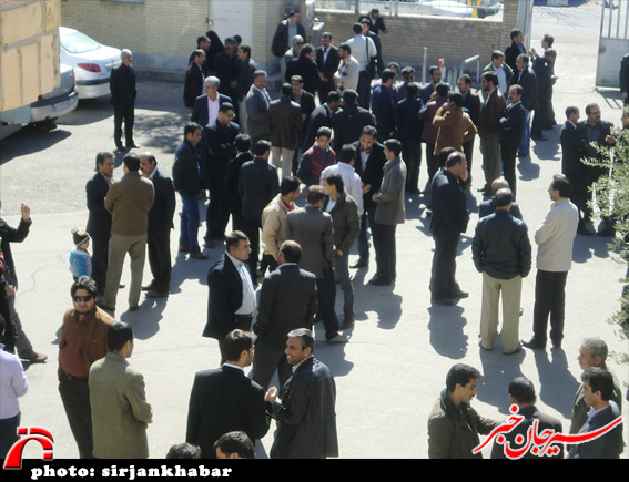 اعتصاب چند ساعته معلمان سیرجانی+عکس