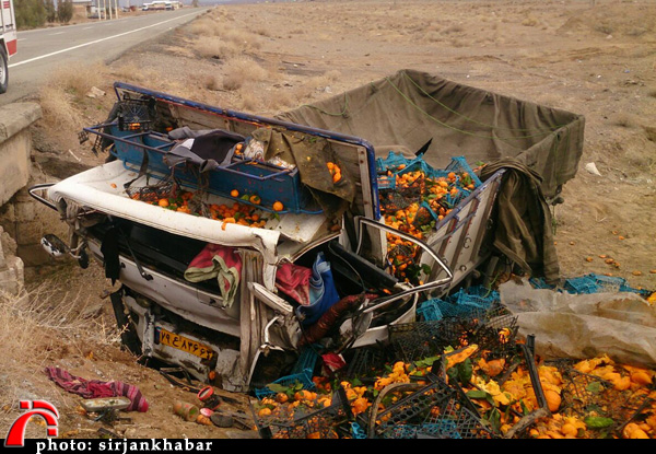 واژگونی کامیونت ایسوزو حامل میوه در سیرجان/تصاویر