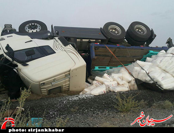 واژگونی تریلر در جاده سیرجان به تهران/عکس