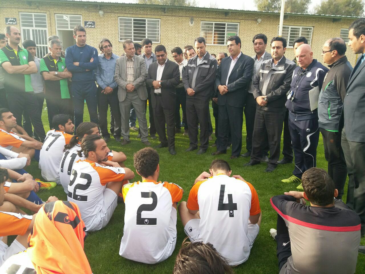 فرماندار سیرجان به منظور حمایت از تیم فوتبال گل گهر در تمرین این تیم حضور یافت
