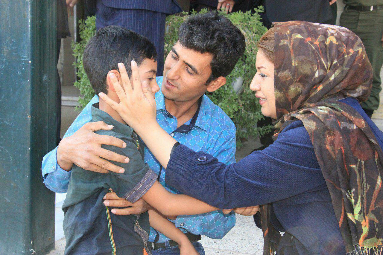 بازگشت کودک سیرجانی پس از ۱۵ روز به آغوش خانواده