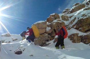 صعود تیم کوهنوردی آرارات سیرجان به قله الوند همدان