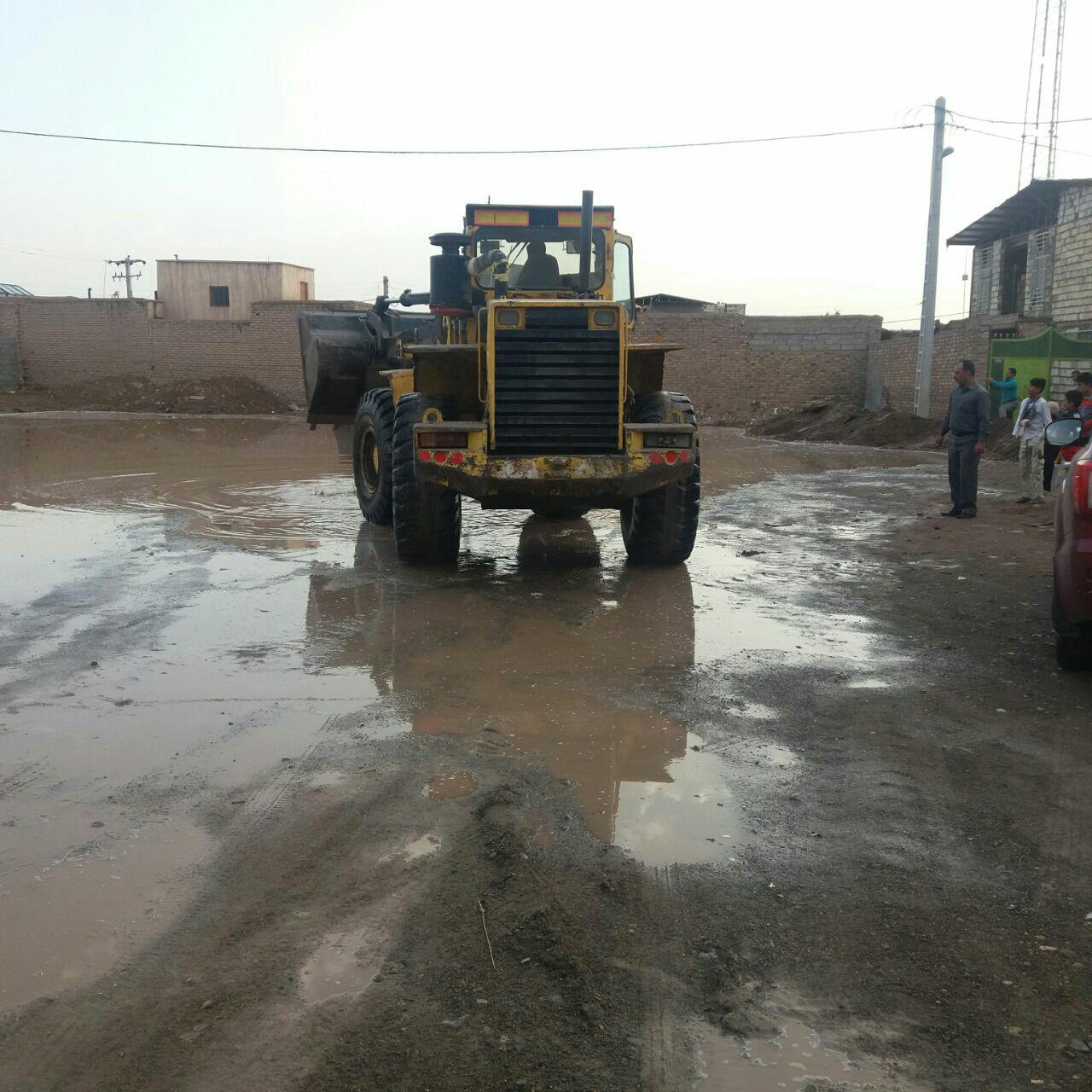 تلاش نیروهای شهرداری سیرجان برای رفع آب گرفتگی معابر/ شهروندان در عدم تخلیه زباله در نهرها مشارکت کنند