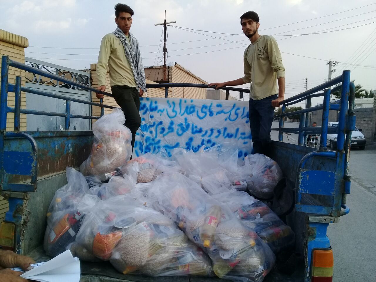 اهدای یکصد بسته مواد غذایی به مردم نیازمند توسط دانشجویان گروه جهادی شهید محسن حججی