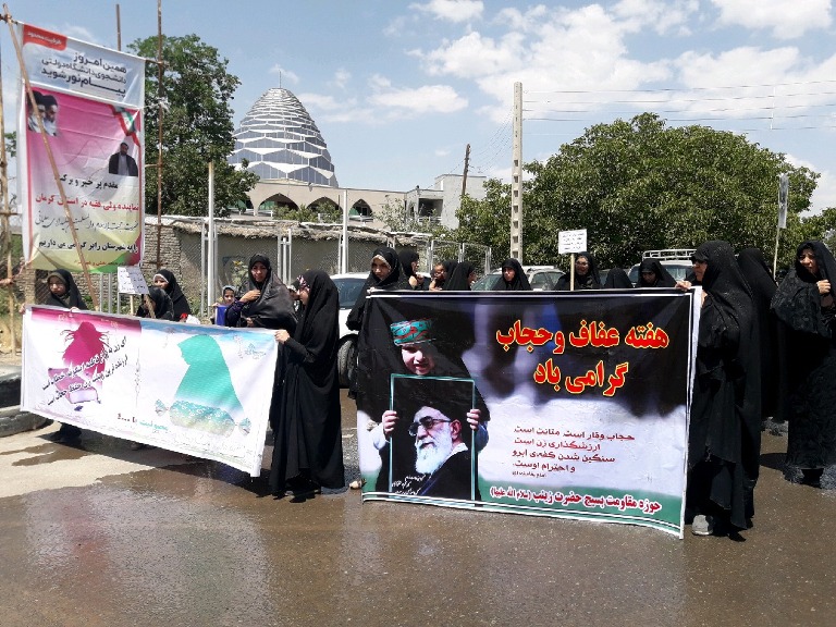 پیاده روی بانوان رابری به مناسبت هفته حجاب و عفاف در رابر
