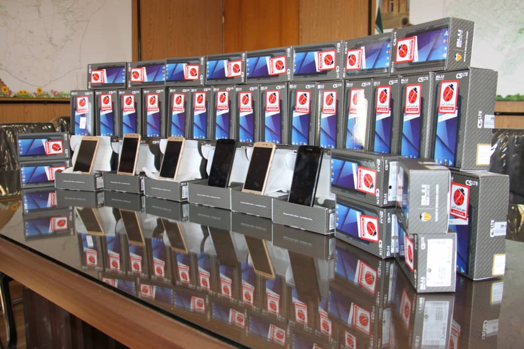 اهدای ۵۲ دستگاه تلفن همراه هوشمند به دانش آموزان بی بضاعت
