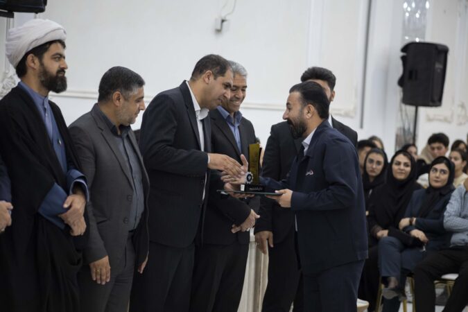 کارگران، فرماندهان خط مقدم تولید و اقتصاد هستند/ مجلس از مطالبات به‌حق کارگران حمایت می‌کند