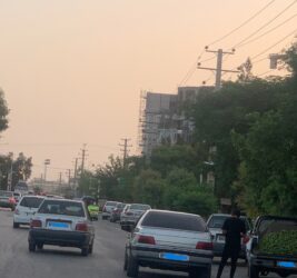 سد معبر فروشندگان دوره‌گرد و خودروها در بلوار سید احمد خمینی/ زنگ خطری برای کودکان کار و رانندگان