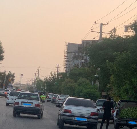 سد معبر فروشندگان دوره‌گرد و خودروها در بلوار سید احمد خمینی/ زنگ خطری برای کودکان کار و رانندگان