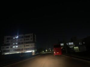 اعتراض ساکنان شهرک نظام مهندسی به تاریکی معابر/ روشنایی خیابان‌ها از خانه‌ها تأمین می‌شود